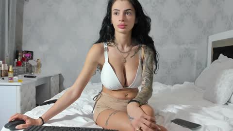 Mia online show from 12.06.24