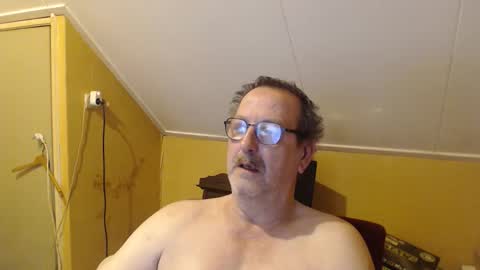 Snapshot of destelp chatting on 09.28.25 destelp online show from 09.28.25