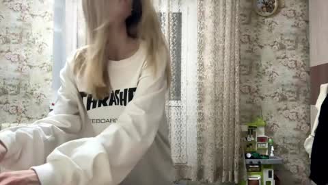 Snapshot of dewdropdoll chatting on 04.18.26 dewdropdoll online show from 04.18.26