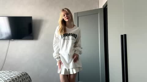 Snapshot of dewdropdoll chatting on 04.24.26 dewdropdoll online show from 04.24.26