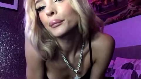 Snapshot of diamond_the_blonde chatting on 10.20.25 Diamond online show from 10.20.25