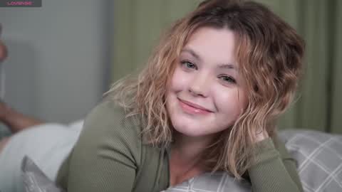 Snapshot of dianaholiday chatting on 01.21.25 Olga online show from 01.21.25