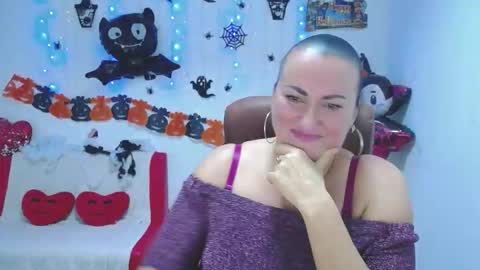 Snapshot of dianamgg chatting on 10.21.25 Diana online show from 10.21.25