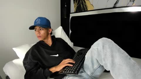 dikey_18 online show from 12.12.24
