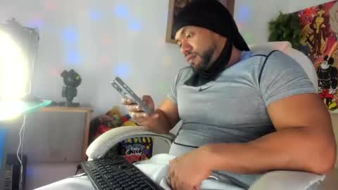 Snapshot of dimitry_muscle chatting on 10.18.25 dimitry kyle mucle online show from 10.18.25