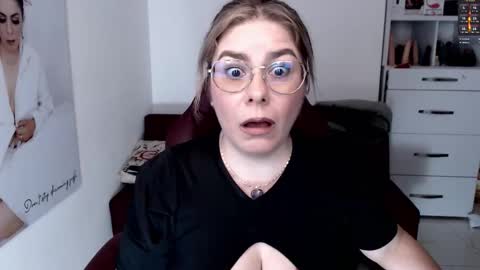 Snapshot of diva_milf chatting on 10.10.25 Diva online show from 10.10.25