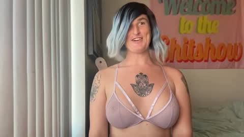 Snapshot of divinathedivine chatting on 10.28.25 divinathedivine online show from 10.28.25