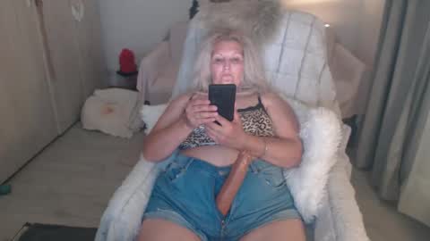 Snapshot of divineblond chatting on 05.11.26 Alexxa online show from 05.11.26