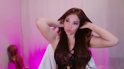 DivineLynn online show from 03.10.25