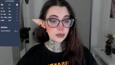 Snapshot of dixipixi_ chatting on 10.18.25 dixipixi_ online show from 10.18.25