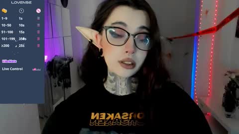 Snapshot of dixipixi_ chatting on 10.24.25 dixipixi_ online show from 10.24.25