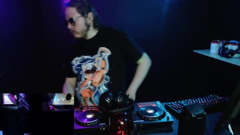 Snapshot of dj_capitain_claw chatting on 02.02.25 Adrian Arturo online show from 02.02.25