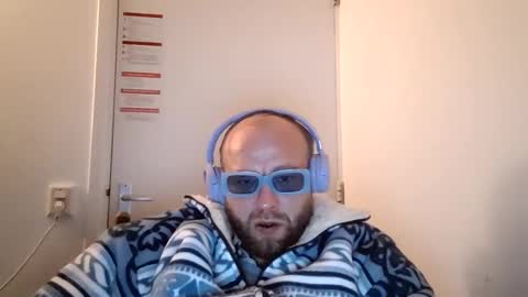 Snapshot of djschoor chatting on 10.19.25 djschoor online show from 10.19.25