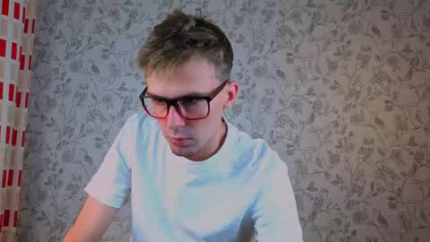 Snapshot of dobrovoritel chatting on 04.14.26 Robert online show from 04.14.26