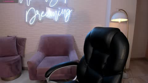 Snapshot of dolcieelliot chatting on 01.22.25 Dolcie online show from 01.22.25