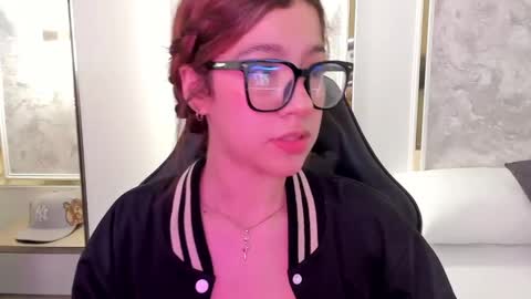 Snapshot of doll_eyeess_ chatting on 09.24.25 D online show from 09.24.25