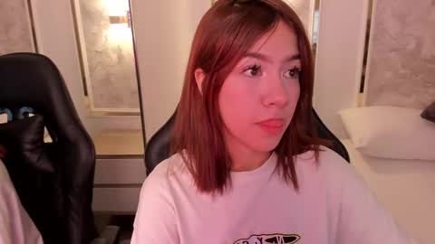 Snapshot of doll_eyeess_ chatting on 10.01.25 D online show from 10.01.25