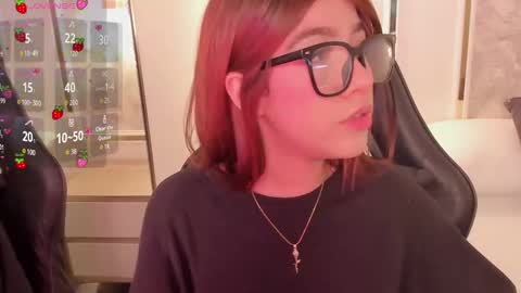 Snapshot of doll_eyeess_ chatting on 10.08.25 D online show from 10.08.25