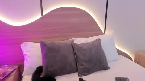 Snapshot of doll_eyeess_ chatting on 10.18.25 D online show from 10.18.25