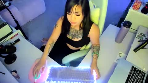 Snapshot of dolllface chatting on 10.04.25 DOLLLFACE online show from 10.04.25