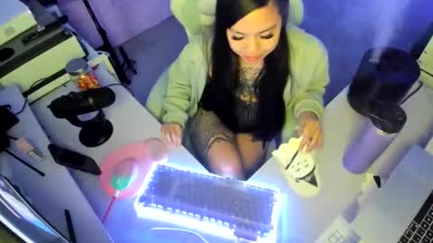 Snapshot of dolllface chatting on 10.23.25 DOLLLFACE online show from 10.23.25