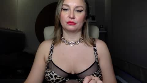 Snapshot of dom_mummy chatting on 12.21.24 DOM MUMMY online show from 12.21.24