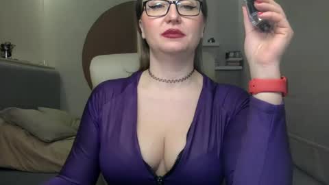 Snapshot of dom_mummy chatting on 01.26.25 DOM MUMMY online show from 01.26.25