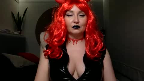 Snapshot of dom_mummy chatting on 11.01.25 DOM MUMMY online show from 11.01.25