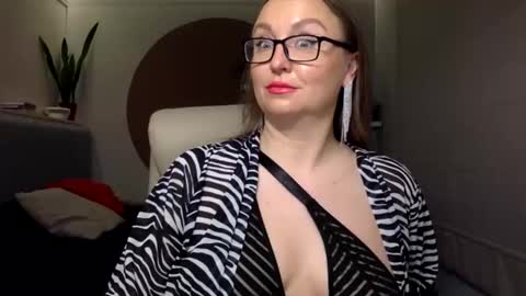 Snapshot of dom_mummy chatting on 11.05.25 DOM MUMMY online show from 11.05.25