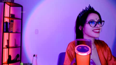 Snapshot of domgiirl chatting on 12.11.24 Mistress online show from 12.11.24