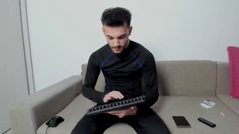 Snapshot of dominicvalente chatting on 10.19.25 dominicvalente online show from 10.19.25