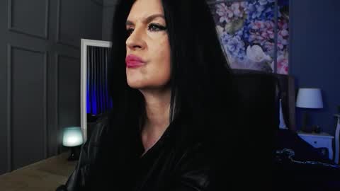 Snapshot of dommelisa chatting on 12.21.25 Dom Melisa online show from 12.21.25