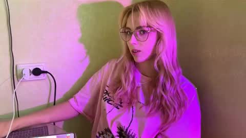 Karolina online show from 10.06.25