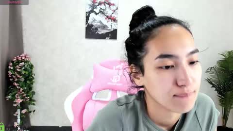 Snapshot of donnaa_drew chatting on 10.28.25 Aura online show from 10.28.25