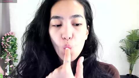 Snapshot of donnaa_drew chatting on 11.04.25 Aura online show from 11.04.25