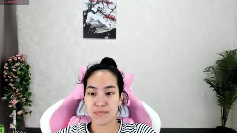 Snapshot of donnaa_drew chatting on 11.05.25 Aura online show from 11.05.25