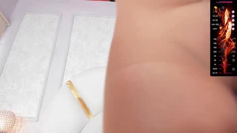 Snapshot of donnapaul_ chatting on 10.13.25 Paula DiazGMT-5 0730 - 1400 online show from 10.13.25