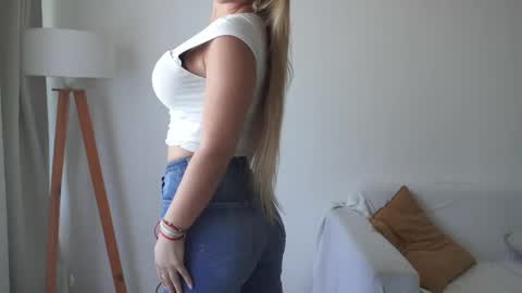 Snapshot of donnna19 chatting on 09.09.25 Donatella online show from 09.09.25