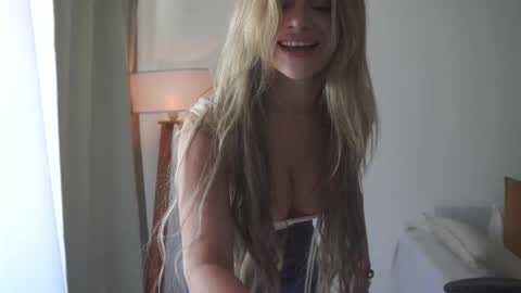 Snapshot of donnna19 chatting on 10.16.25 Donatella online show from 10.16.25