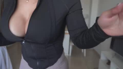 Snapshot of donnna19 chatting on 10.21.25 Donatella online show from 10.21.25