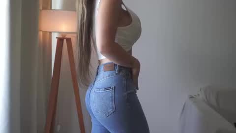 Snapshot of donnna19 chatting on 10.30.25 Donatella online show from 10.30.25