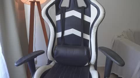 Snapshot of donnna19 chatting on 10.31.25 Donatella online show from 10.31.25