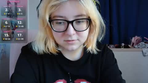 Snapshot of doriabodford chatting on 10.12.25 Lola online show from 10.12.25