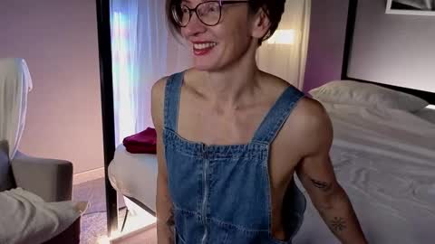 Snapshot of dorothy_meyer chatting on 10.14.25 Dorothy Next stream on Monday at 3am-9am online show from 10.14.25