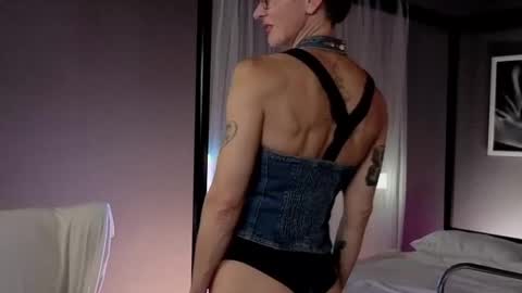 Snapshot of dorothy_meyer chatting on 10.15.25 Dorothy Next stream on Monday at 3am-9am online show from 10.15.25