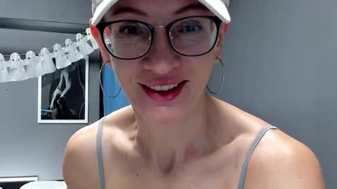 Snapshot of dorothy_meyer chatting on 10.29.25 Dorothy Next stream on Monday at 3am-9am online show from 10.29.25