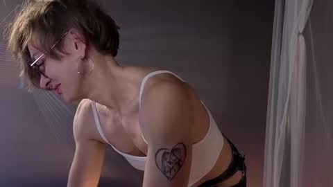 Snapshot of dorothy_meyer chatting on 11.14.25 Dorothy Next stream on Monday at 3am-9am online show from 11.14.25