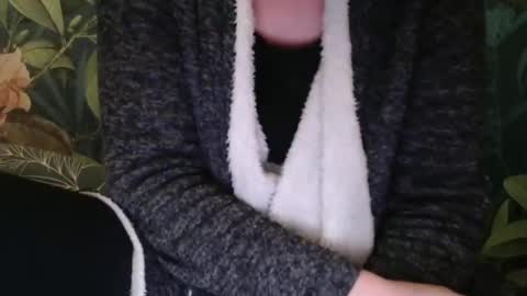 Snapshot of douce_elsa chatting on 12.17.24 Douce Elsa online show from 12.17.24