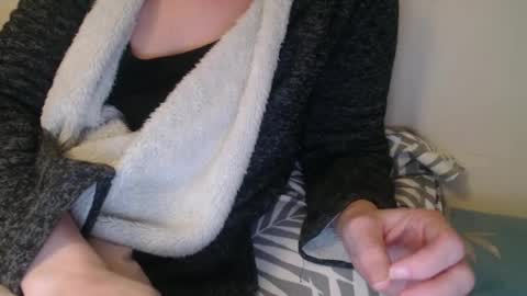 Snapshot of douce_elsa chatting on 12.20.24 Douce Elsa online show from 12.20.24