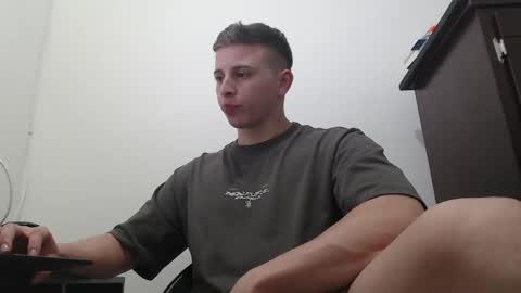 Snapshot of draco_boy2000 chatting on 10.01.25 draco_boy2000 online show from 10.01.25